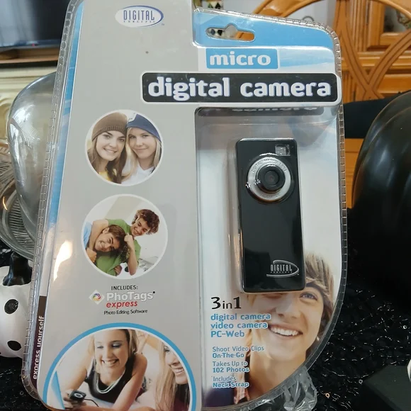 Micros Sleek Black Digital Camera - Picture 8 of 8